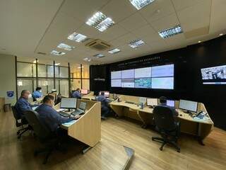 Sala do CCO (Centro de Controle de Operações) da Águas Guariroba, onde é feito monitoramento 24h da rede da Capital. (Foto Divulgação)