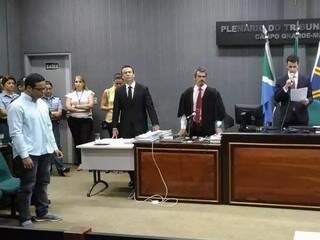 Cristhiano Luna (azul, à esquerda) ouve sentença do primeiro julgamento, em 2017. (Foto: Arquivo)
