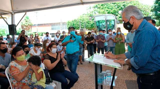 Em Lad&aacute;rio, Reinaldo Azambuja entrega asfalto e rede de esgoto para popula&ccedil;&atilde;o