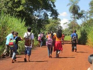 Estudantes indígenas seguem para a escola na reserva de Dourados. (Foto: Eliel Oliveira)
