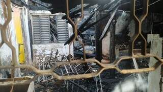 Pousada de dois andares ficou destruida com as chamas. (Foto: Porto Murtinho Notícias)