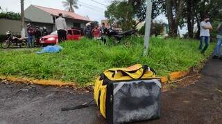 Local onde a vítima caiu após perder controle da moto. (Foto: Adilson Domingos)