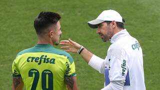 Willian e Abel Ferreira conversam em treino no Palmeiras (Foto: Divulgação)