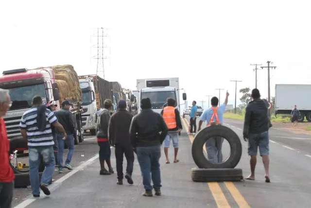 Caminhoneiros amea&ccedil;am paralisa&ccedil;&atilde;o nacional na pr&oacute;xima segunda-feira