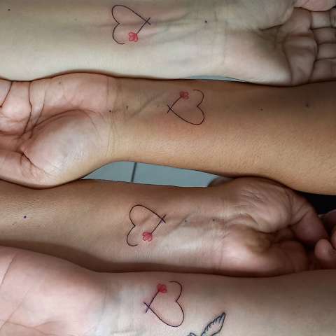Ap&oacute;s 32 anos de amizade inabal&aacute;vel, aventura vira tatuagem em 4 amigas