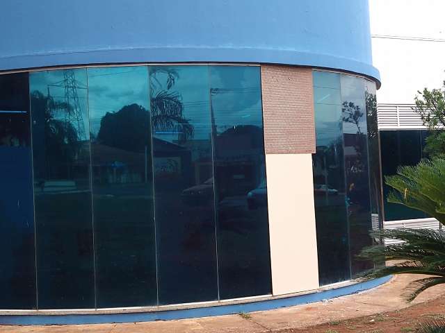Andarilho destr&oacute;i vidra&ccedil;a de UPA com pedra e local amanhece com tapume