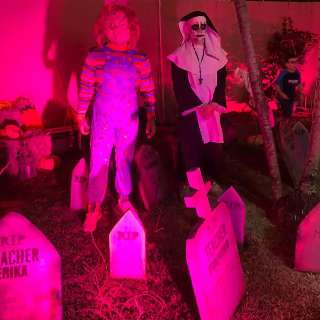 Turma capricha no Halloween com cemitério e quarto escuro medonho