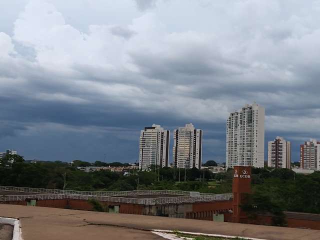 C&eacute;u escuro e rajadas de vento mudam o tempo em Campo Grande