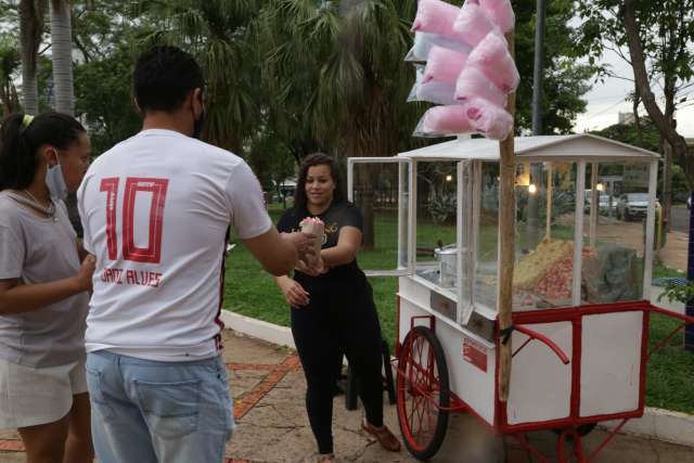 Mesmo com alerta de tempestade, ambulantes chegam cedo para show de Nando Reis