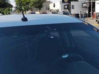 Andarilho destr&oacute;i vidra&ccedil;a de UPA com pedra e local amanhece com tapume