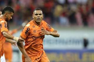Atacante Mikael marcou os dois gols da partida. (Foto: Aldo Carneiro/Pernambuco Press)