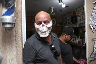 Usando máscara, Jefersou participou da festa pela primeira vez. (Foto: Paulo Francis)