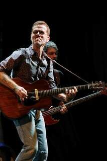 Um dos momentos mais especiais da noite foi quando Nando cantou “All Star. (Foto: Henrique Theotônio/ Sesc)