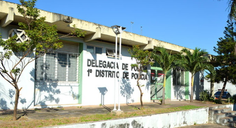 Seis s&atilde;o presos ap&oacute;s jogarem pedras e copos de vidro em equipes da PM