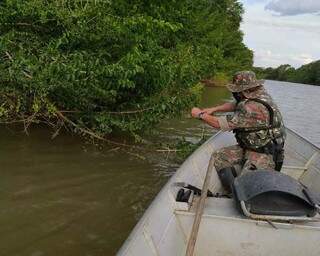 Equipes da PMA reforçam fiscalização nos rios de MS desde sexta-feira. (Foto: Divulgação)