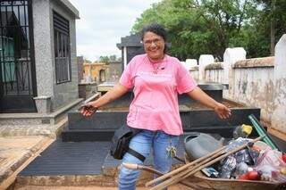 Zeladora autônoma Cláudia Medeiros, durante trabalho no cemitério público Santo Antônio. (Foto: Paulo Francis)