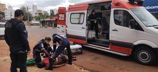 Esfaqueado, homem de 33 anos &eacute; encontrado ca&iacute;do em cal&ccedil;ada 