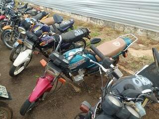 Lote de motocicletas para desmanche disponível no leilão (Foto: Barreto Leilões)