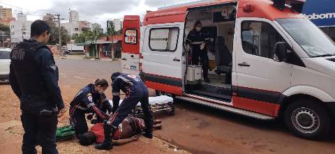 Esfaqueado, homem de 33 anos &eacute; encontrado ca&iacute;do em cal&ccedil;ada 