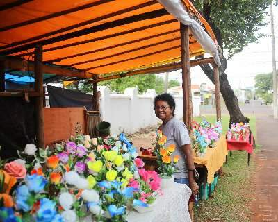 Lourdes monta barraca a 2 dias do feriado para garantir ponto em cemitério