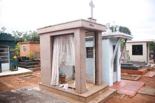 Um dos jazigos do Cemitério Santo Antônio sem vidros e porta. (Foto: Paulo Francis)
