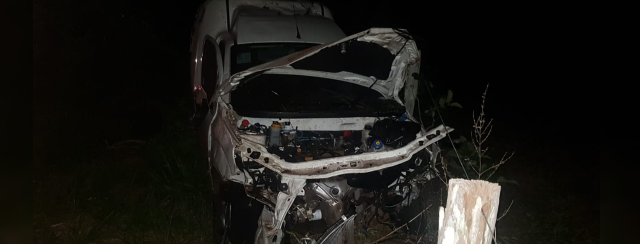 Motorista perde controle e ambul&acirc;ncia capota transportando gr&aacute;vida