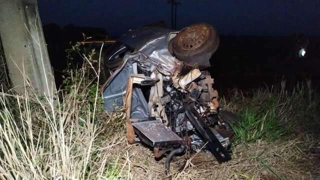 Mulher morre ap&oacute;s carro capotar e bater em poste na MS-379