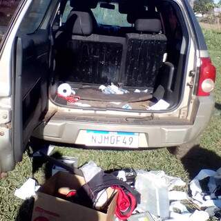Moradora relata que pessoas furtaram objetos que estavam no veículo abandonado. (Foto: Direto das Ruas)