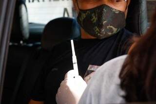 Vacina contra a covid-19 sendo aplicada em uma pessoa no Estado. (Foto: Henrique Kawaminami)