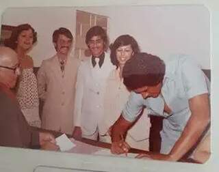 Gonçalves assina como padrinho no casamento civil, em 1979. (Foto: Arquivo Pessoal)