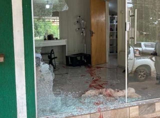 Pistoleiros invadem sal&atilde;o na fronteira e matam cabeleireiro com 8 tiros 