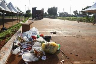 Lixo deixado no local é retirado nas primeiras horas do dia pelos garis. (Foto: Henrique Kawaminami)