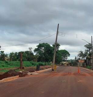 Vários postes de energia ficaram no meio do asfalto novo do Bairro Rita Vieira. (Foto: Direto das Ruas)