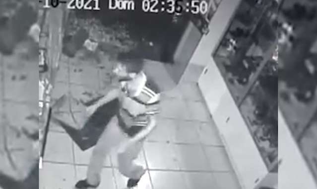 Com peda&ccedil;o de concreto, homem arromba joalheria e furta 15 rel&oacute;gios