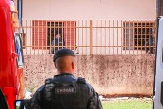 Durante conversa com militares, rapaz foi contido e medicado. (Foto: Henrique Kawaminami)