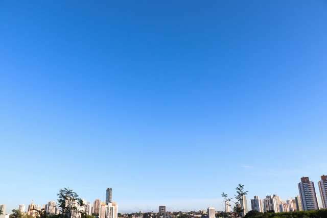 Semana começa com céu azul e máxima de 37ºC em MS