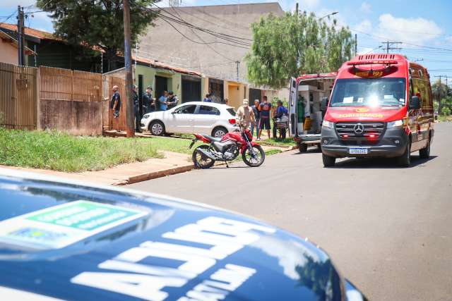 Quadra &eacute; fechada pela PM e bombeiros acionados para conter rapaz em surto