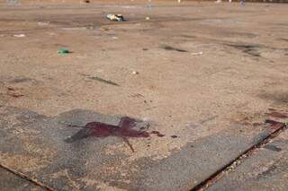 Hoje de manhã, ainda era possível encontrar mancha de sague no local onde o rapaz foi baleado. (Foto: Henrique Kawaminami)