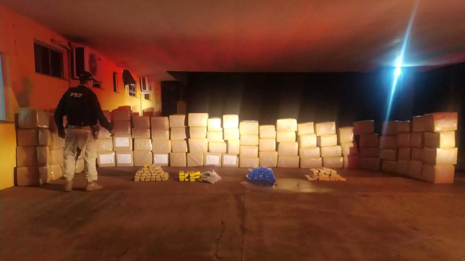 Caminhoneiro é preso 2 2 toneladas de maconha que entregaria em SP