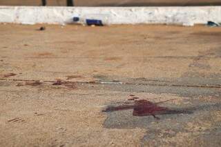 Sangue de Rhennan ficou no cimento do estacionamento onde ele foi atigido. (Foto: Henrique Kawaminami)
