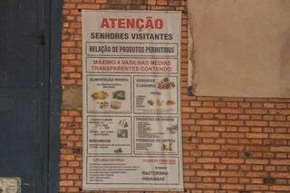 No portão da Máxima de Campo Grande, Presídio Jair Ferreira de Carvalho, cartaz informa regras sobre alimentos. (Foto: Marcos Maluf)