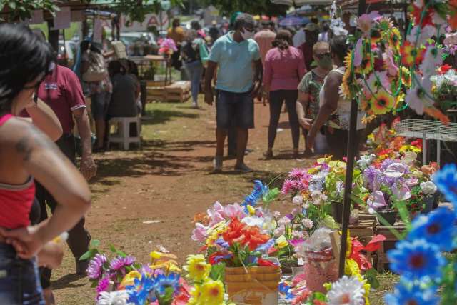 No Dia de Finados tamb&eacute;m &eacute; poss&iacute;vel garantir renda extra na porta dos cemit&eacute;rios