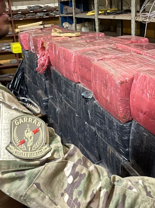 Carro roubado e 4 toneladas de droga s&atilde;o apreendidos em galp&atilde;o 