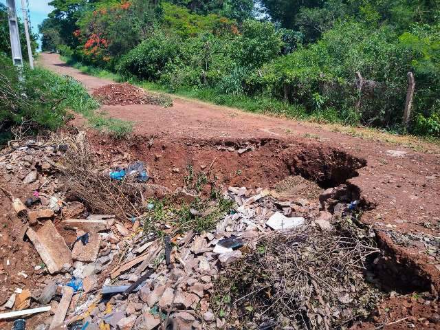 Falta de luz e &ldquo;burac&atilde;o&rdquo; que s&oacute; aumenta continuam tirando paz de moradores