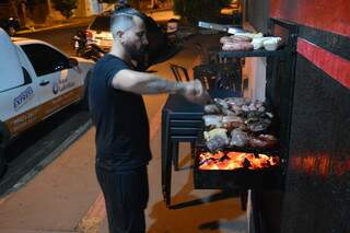 Octacyr na churrasqueira assando as carnes trazidas pelos participantes do churrasco. (Foto: Bárbara Cavalcanti)