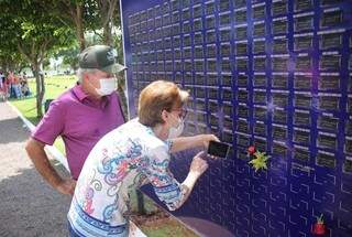 Painel com nome de 700 vítimas da covid, sepultadas no Memorial Park (Foto: Paulo Francis)