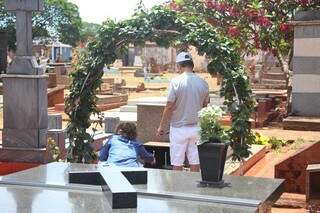 Dia de homenagem no cemitério Santo Antônio (Foto: Paulo Francis)