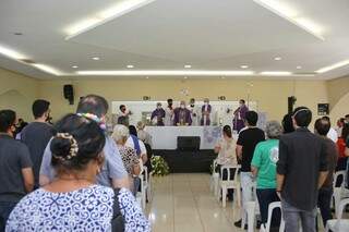 Missa celebrada pelo arcebispo Dom Dimas Lara Barbosa, em homenagem aos mortos (Foto: Paulo Francis)