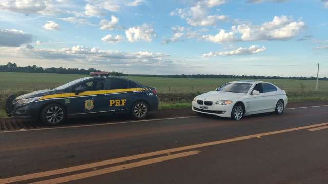 Ap&oacute;s persegui&ccedil;&atilde;o a 200 km/h, PRF recupera BMW e 3 s&atilde;o presos 