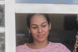 Fernanda Valhejo, 34 anos, atende clientes de mercearia por uma janelinha, com medo de assaltos. (Foto: Marcos Maluf)